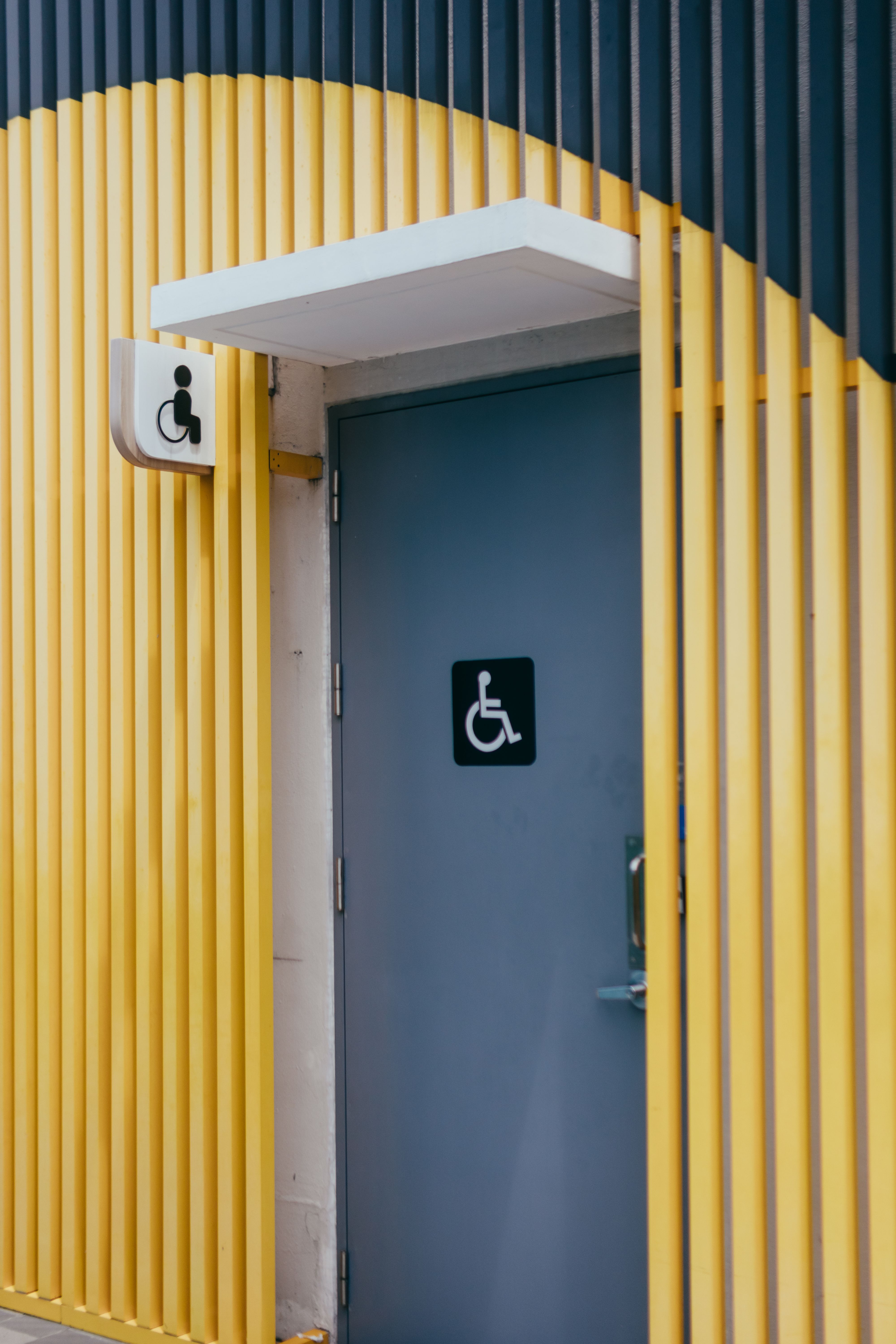 The door to an accessible restroom | Source: Pexels