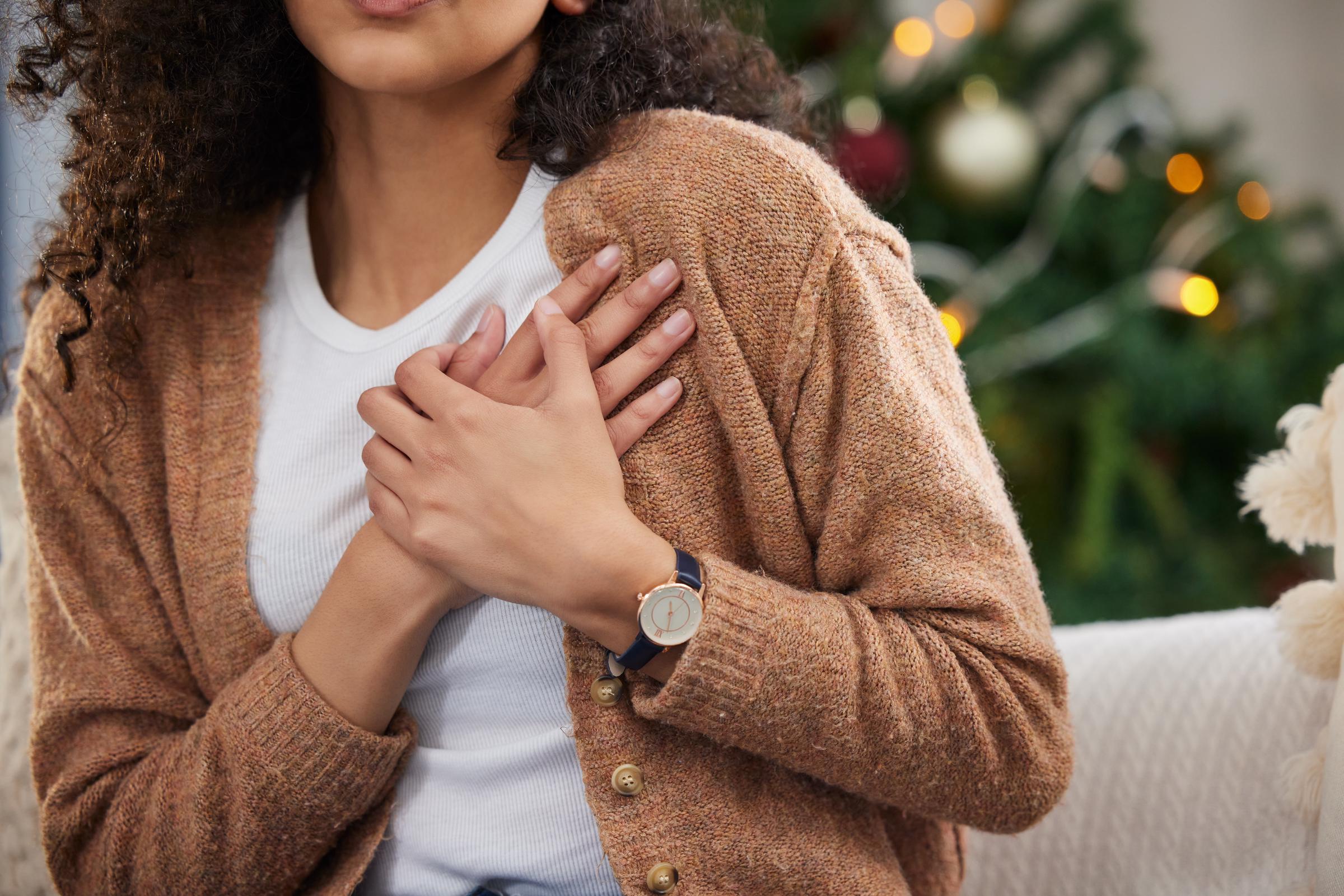 A woman clutching her chest in pain | Source: Getty Images