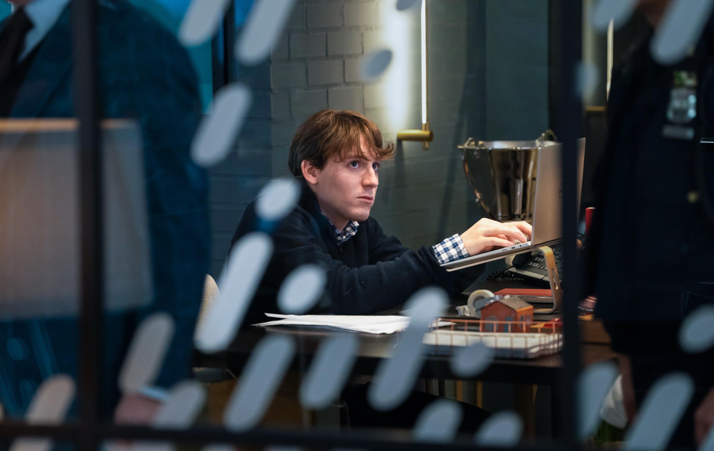 In Elsbeth, James Wilkie played Carl, a young employee caught up in a murder investigation, marking his first television appearance alongside his father, Matthew Broderick. | Source: Getty Images.