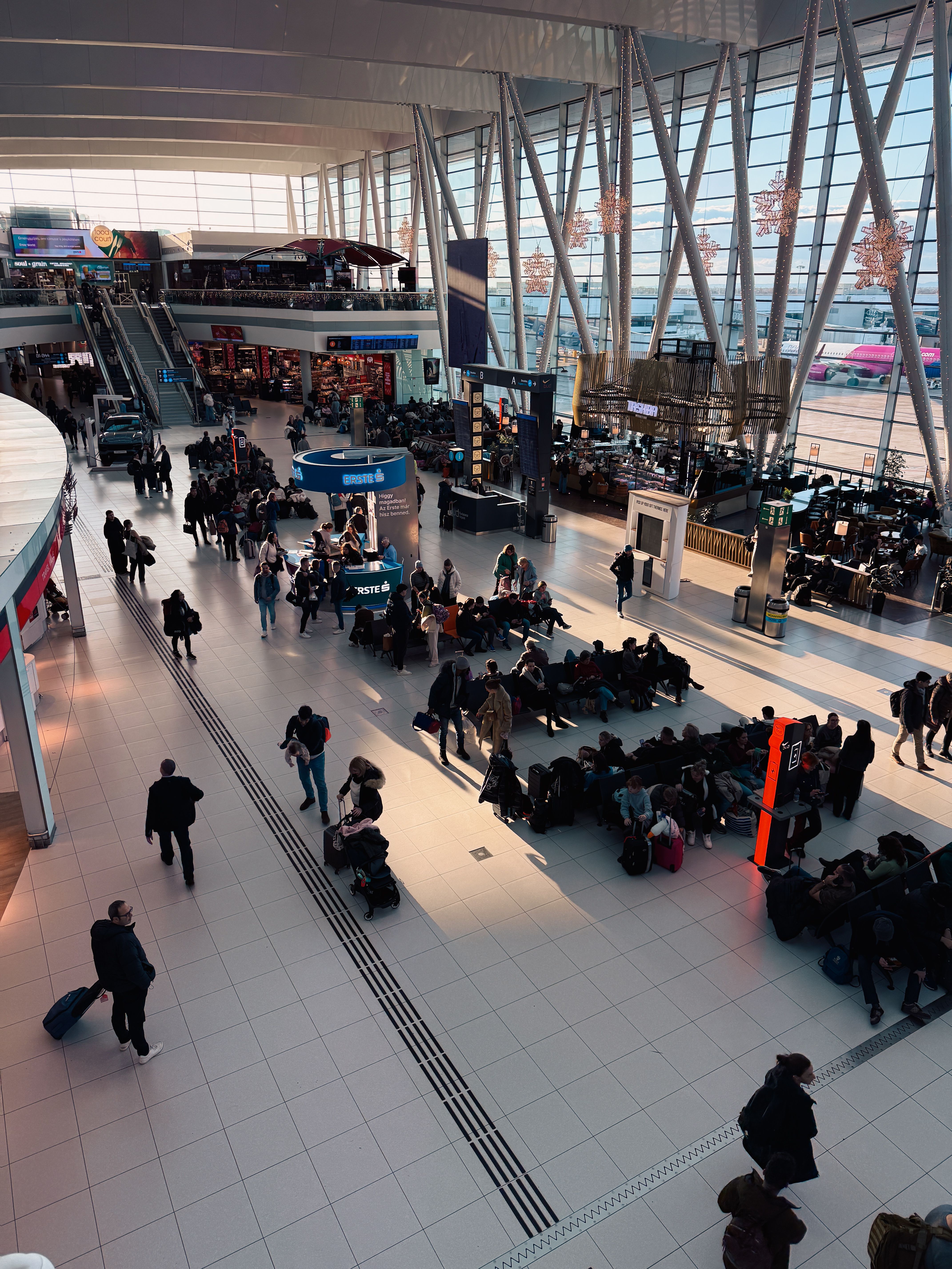 A busy airport terminal | Source: Pexels