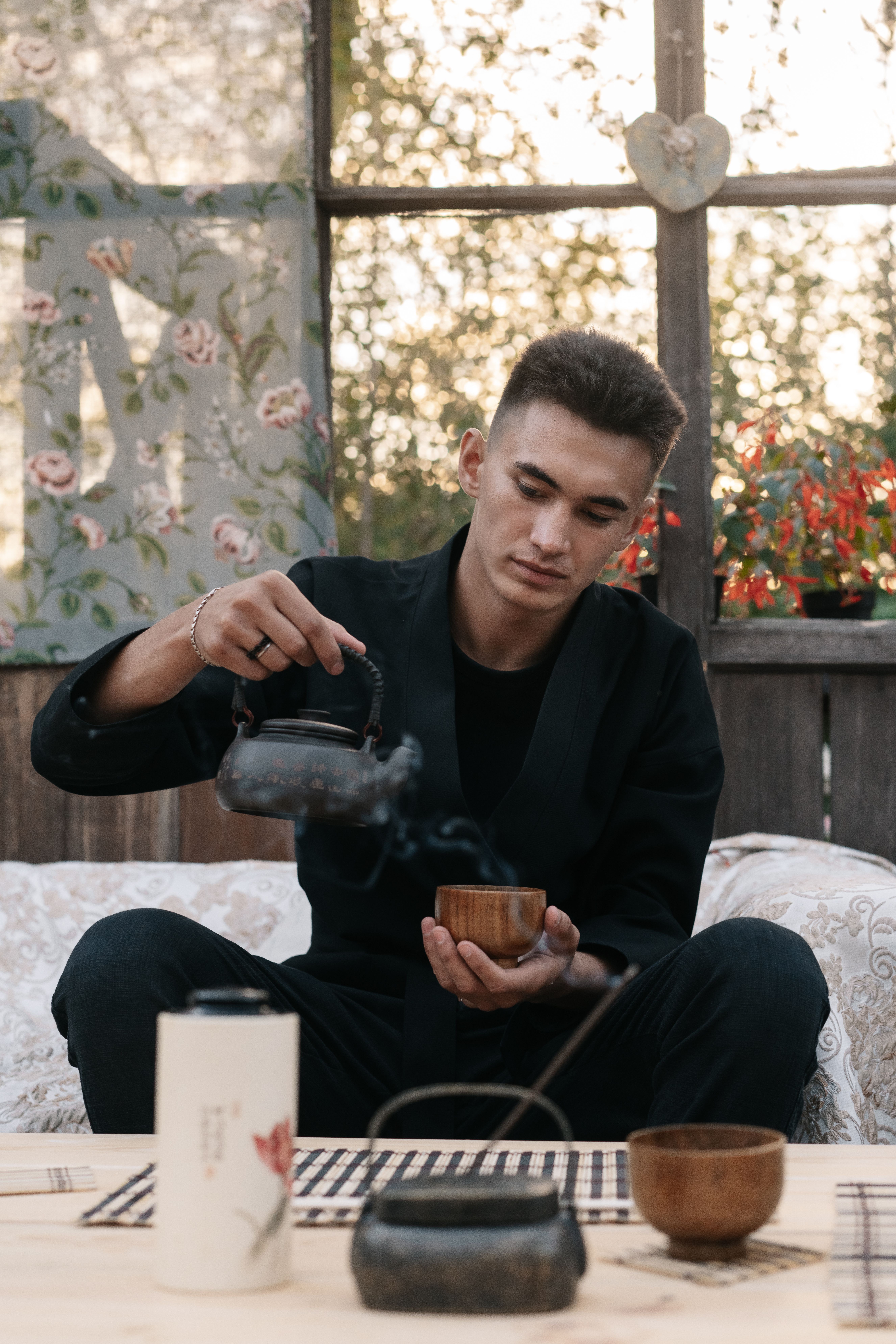 A man pouring tea in a cup | Source: Pexels