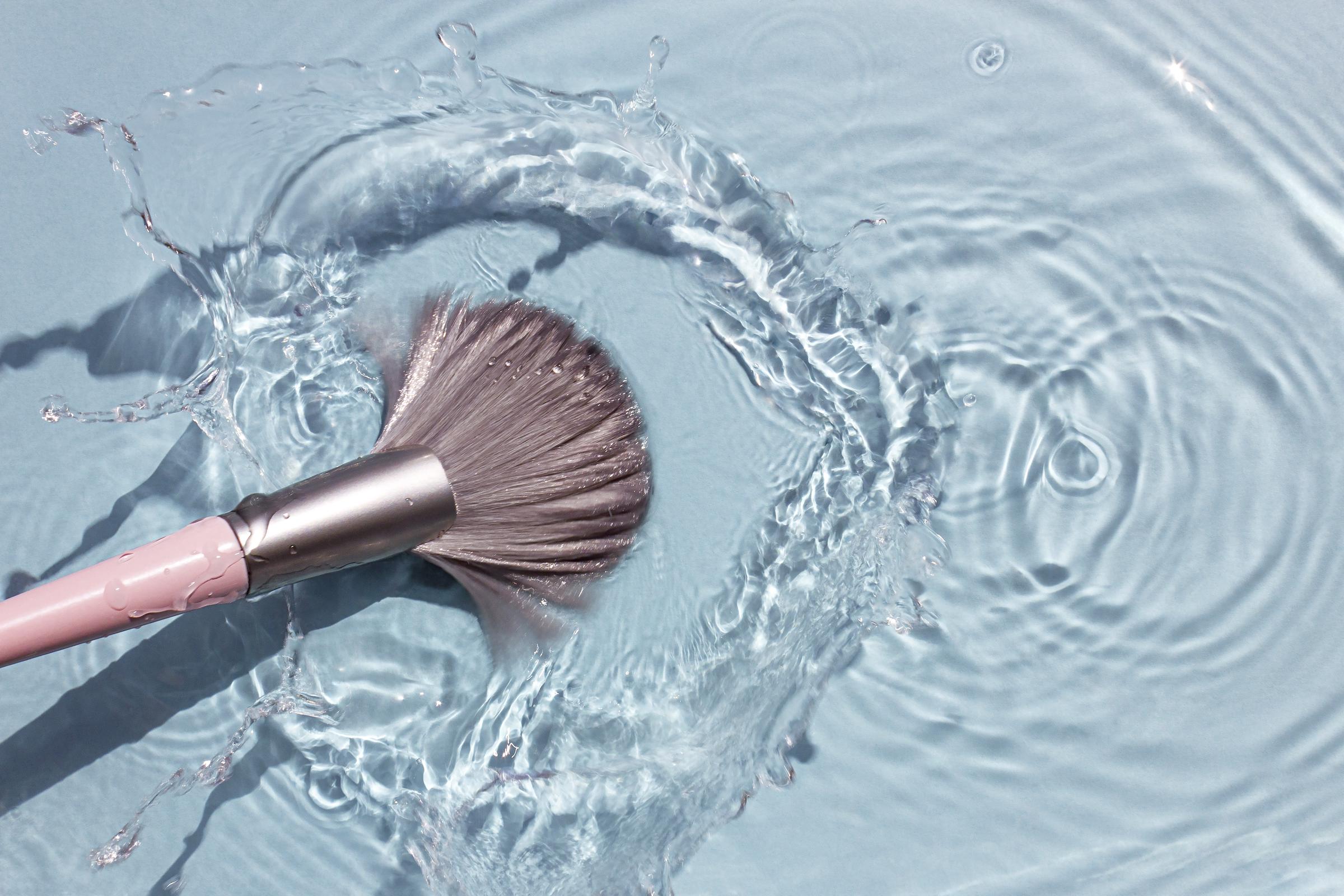 A makeup brush in clean water | Source: Getty Images