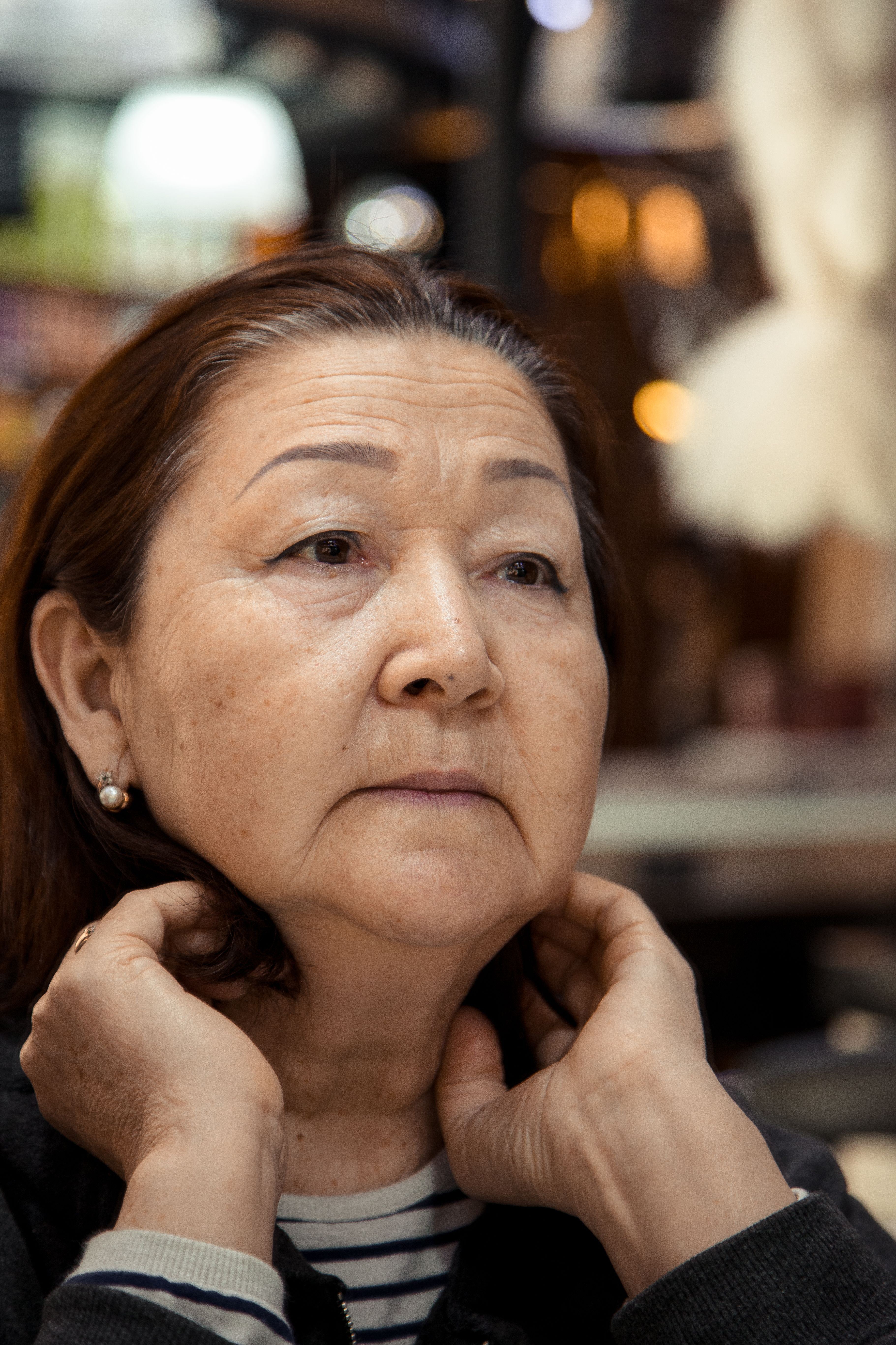 A woman with visible neck bands | Source: Pexels