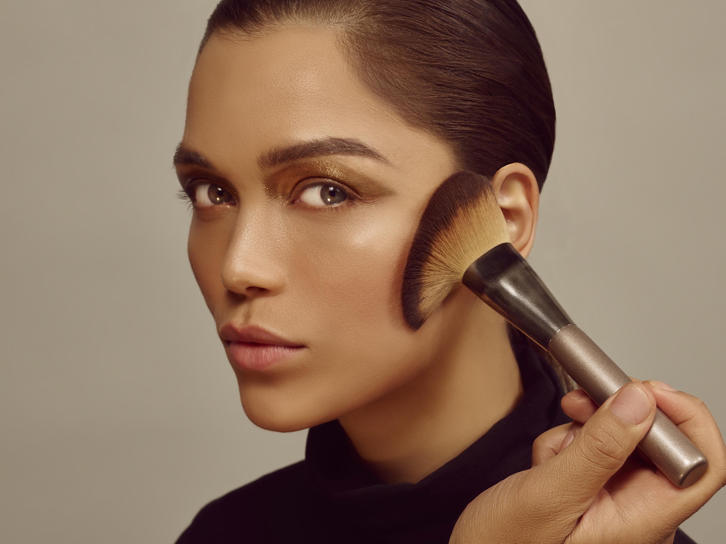 A woman applying makeup | Source: Getty Images