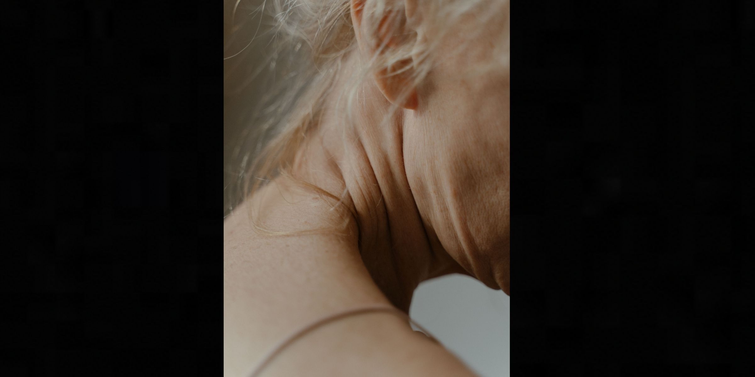 Woman with turkey neck | Source: Pexels