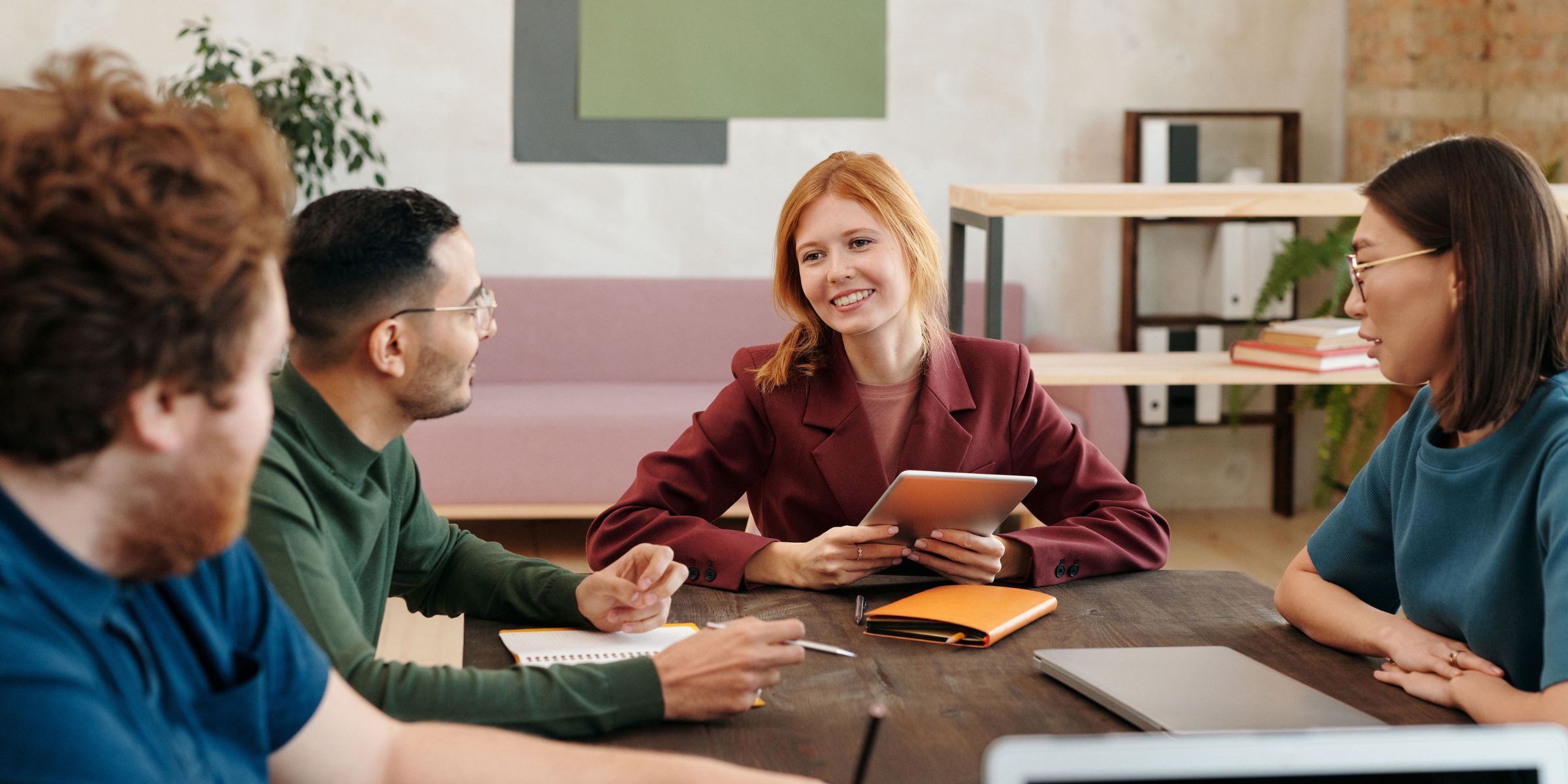 A group of people in a meeting | Source: Pexels