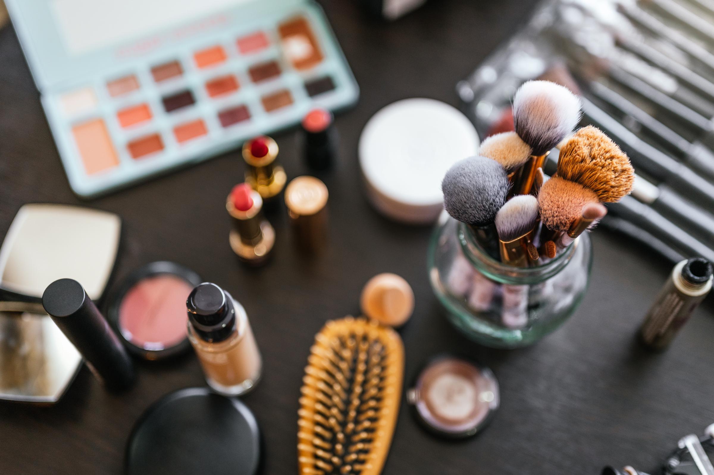 Makeup brushes on a table | Source: Getty Images