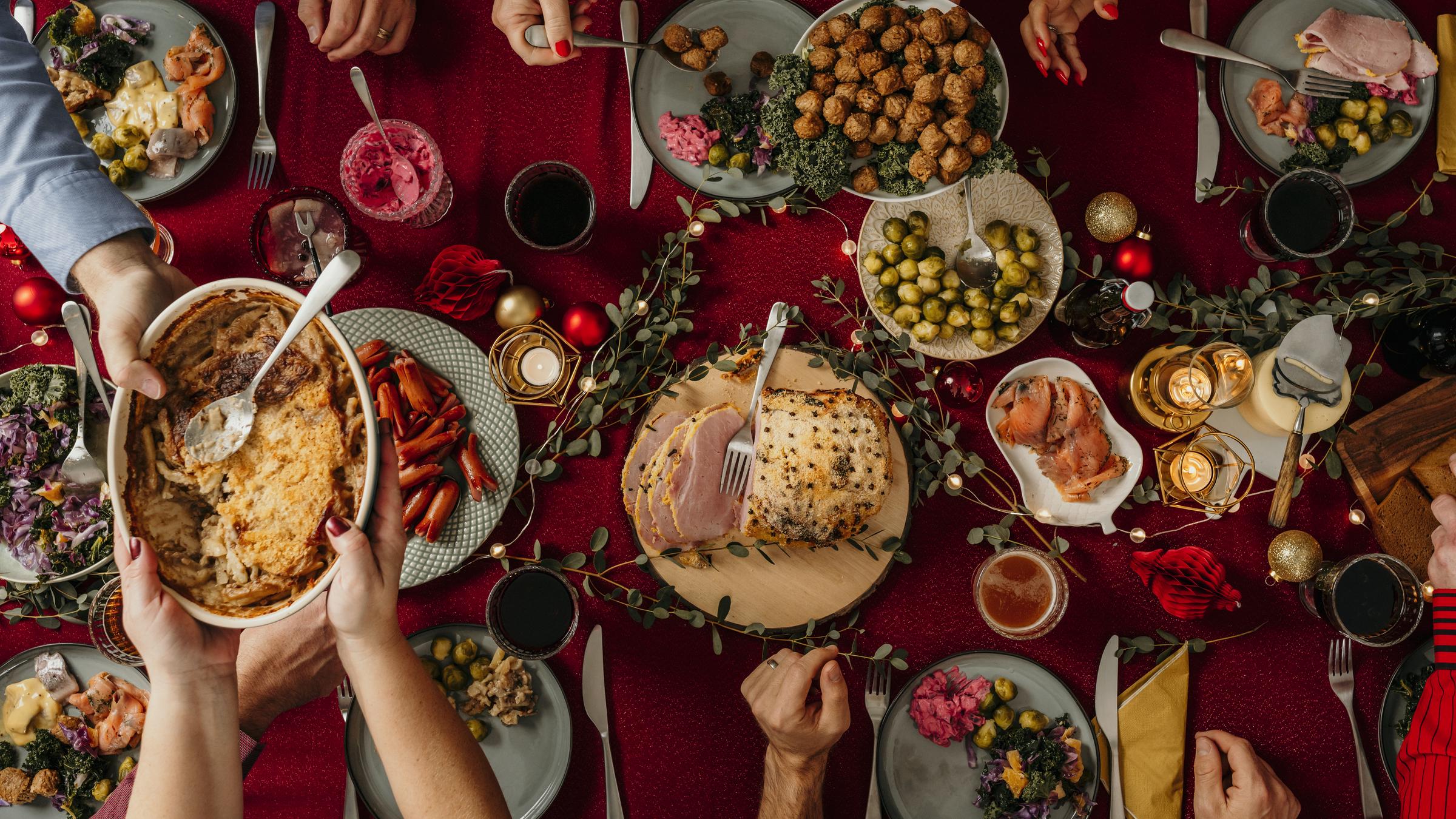 A family enjoying dinner together | Source: Getty Images