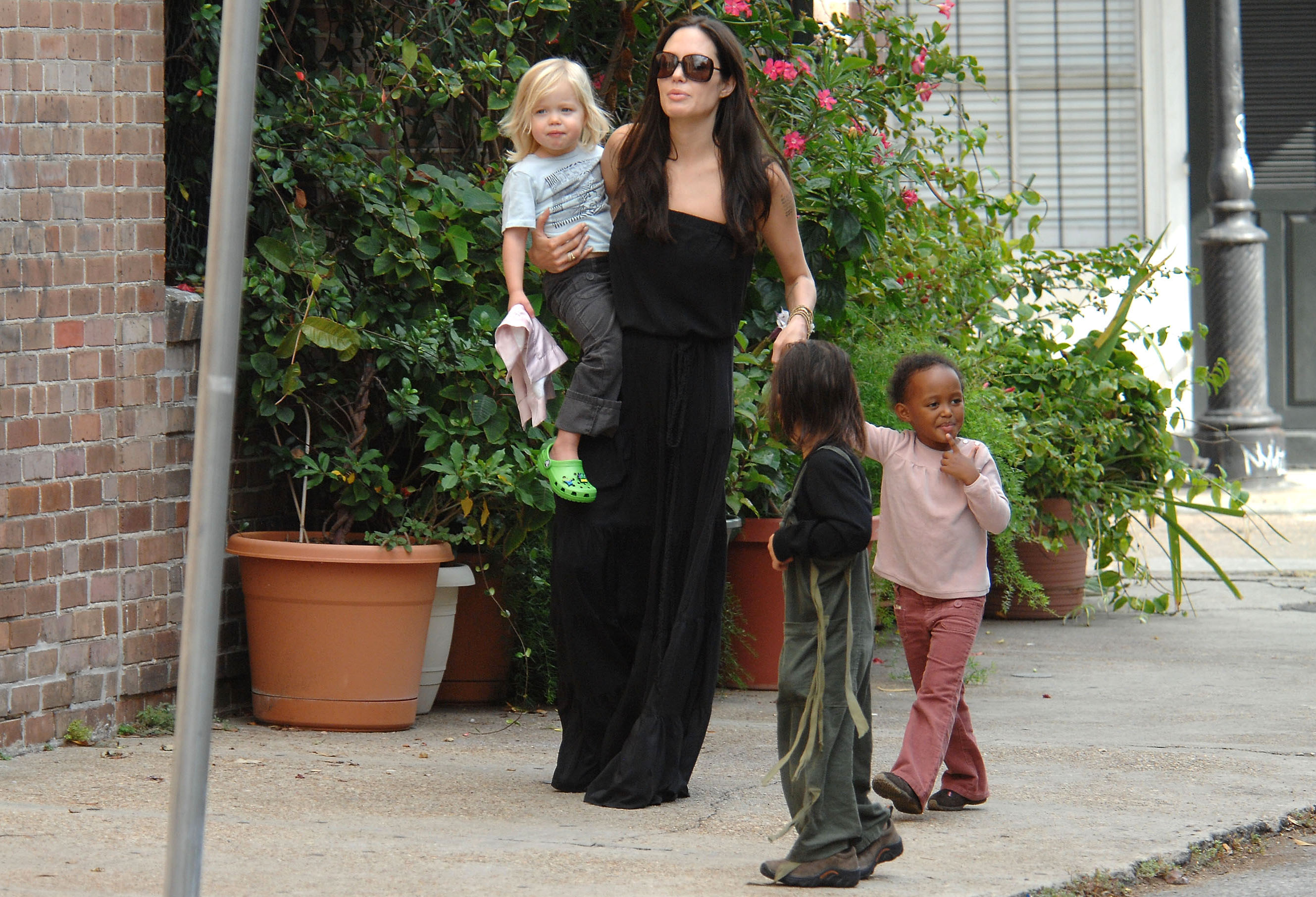 Shiloh grew up alongside five siblings, Maddox, Pax, Zahara, Knox, and Vivienne. Years later, Angelina would speak proudly about how each of her children had developed a distinct personality.
