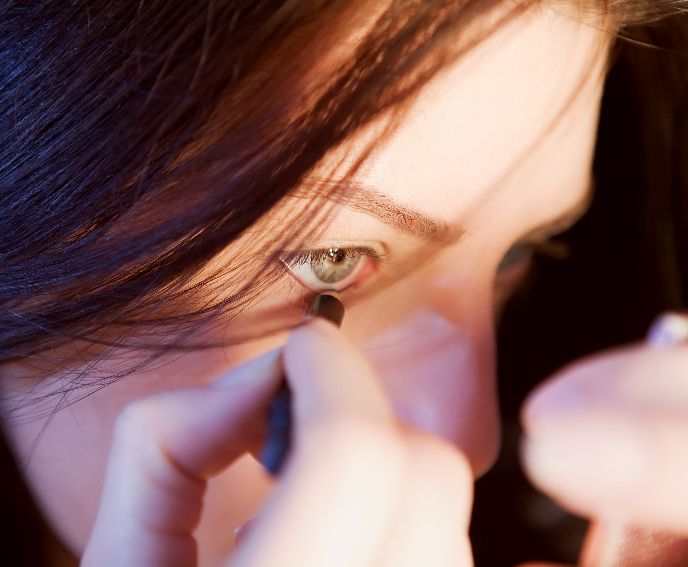 A close-up of a woman applying eyeliner | Source: Pexels