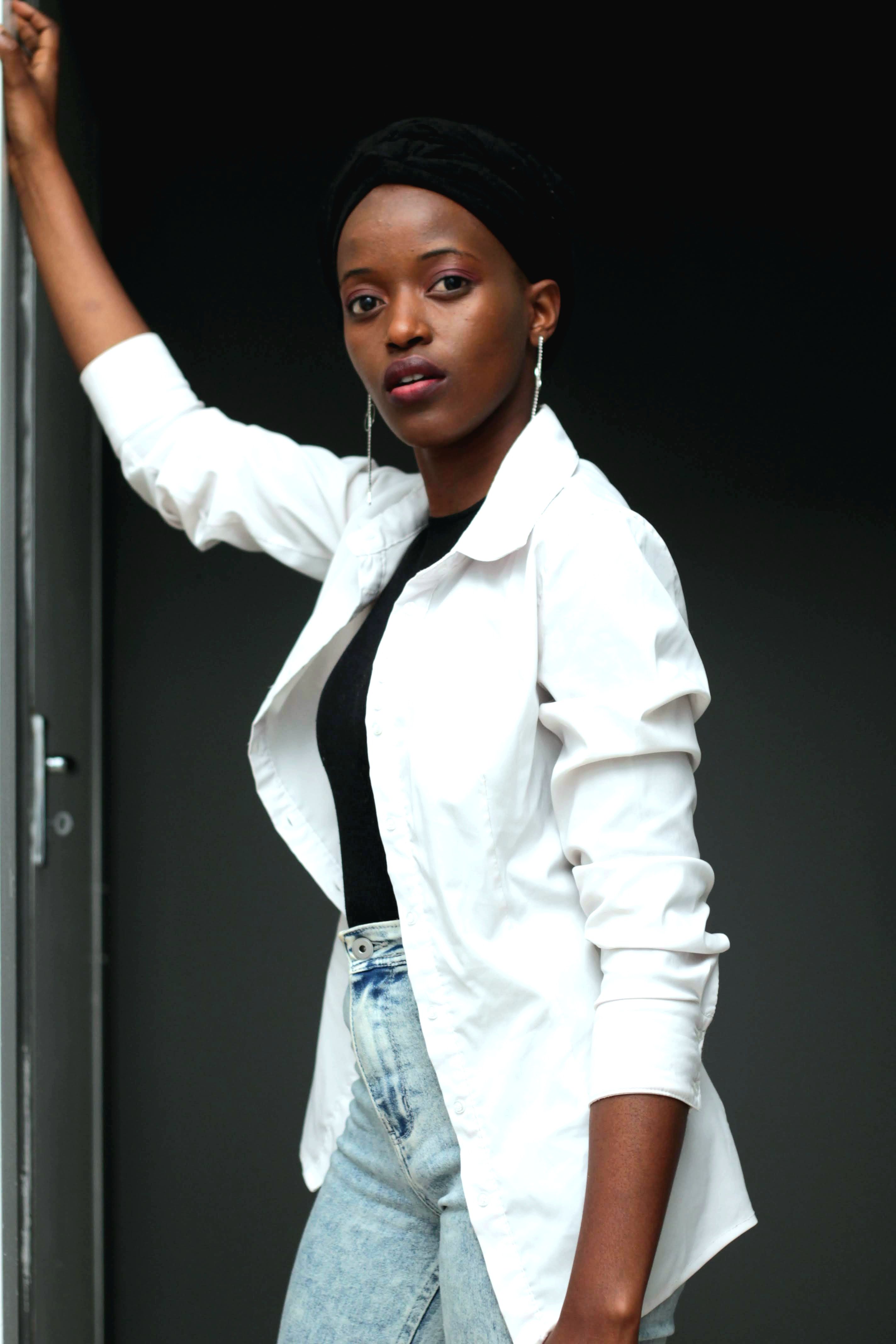 A woman wearing a pair of jeans with a crisp white top | Source: Pexels
