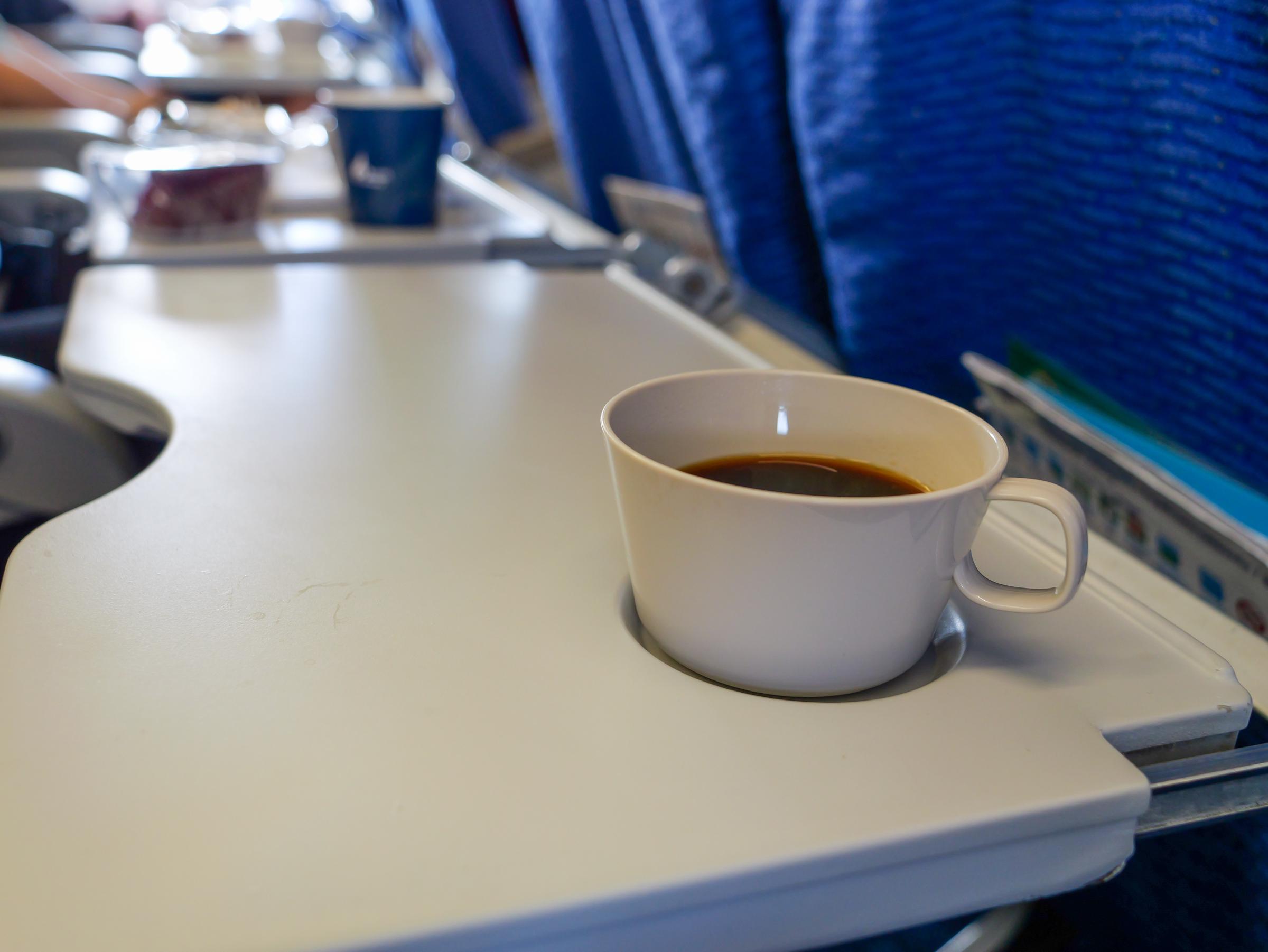 A cup of coffee on a flight | Source: Getty Images