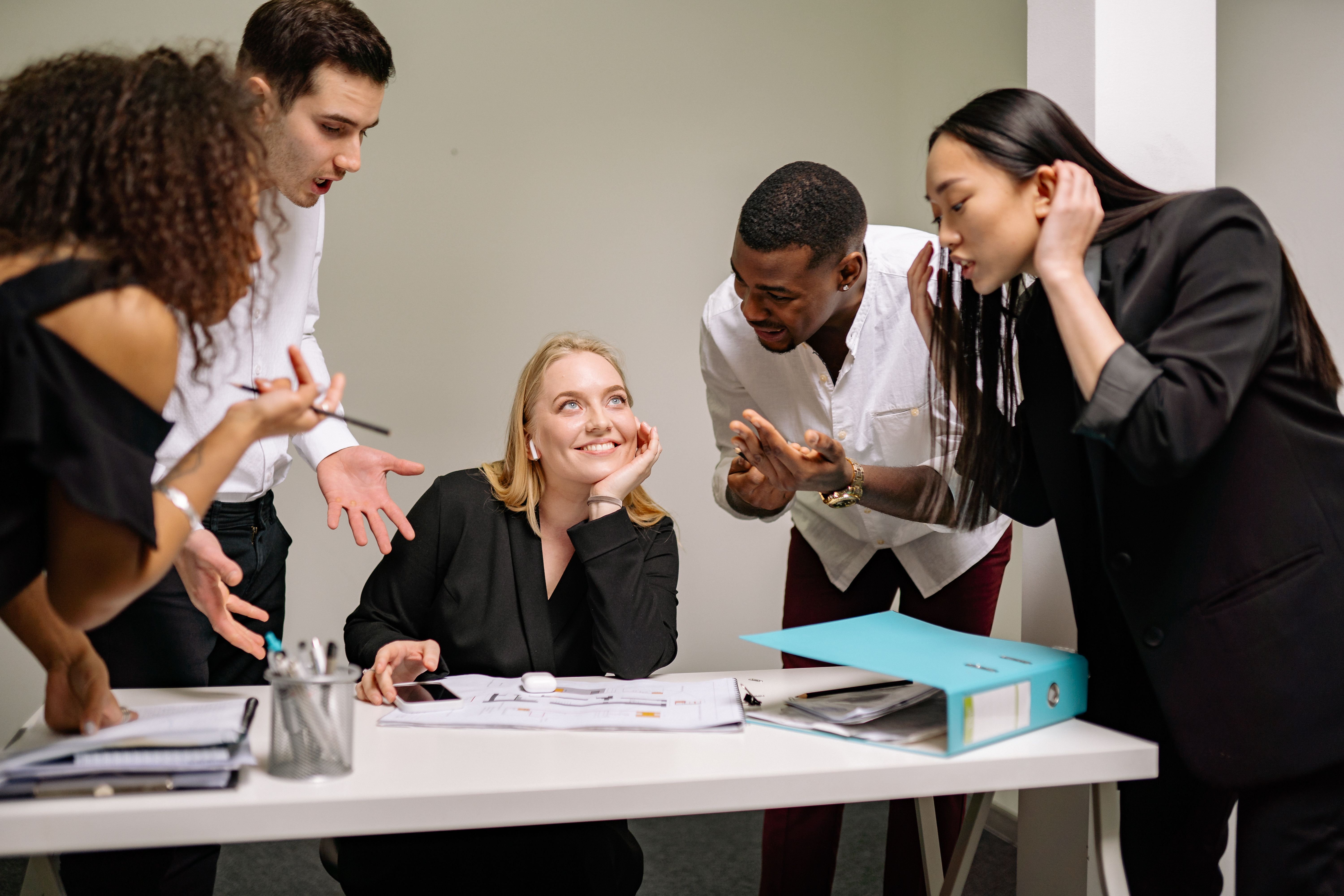 A woman appears to be oblivious to the people around her | Source: Pexels